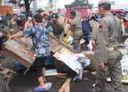 Berjualan di Trotoar dan Area Parkir Pasar Bandar Buat, Puluhan Lapak PKL Dibongkar Pol PP Padang