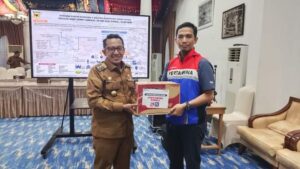 Giliran Kilang Pertamina Internasional Serahkan Bantuan Korban Galodo Tanah Datar Senilai Rp50 Juta