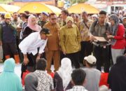 Serahkan Bantuan, Menko PMK dan Mensos Wakili Presiden Jokowi ke Tanah Datar