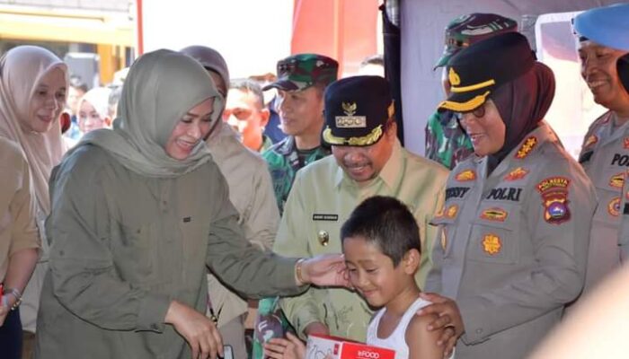 Ketua Umum Dharma Pertiwi Kunjungi Posko Pengungsian Korban Galodo Agam