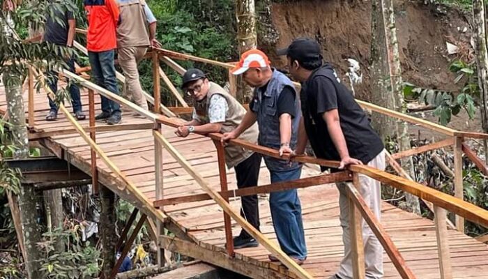 Plh Walikota Padang Panjang Tinjau Jembatan Darurat Swadaya Warga di Tanjung Ganting