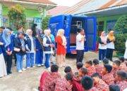 Serahkan Bantuan, Forum Anak Pasaman Barat Hibur Anak-anak Korban Galodo Agam