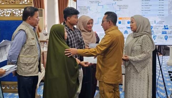 Minang Diaspora Serahkan Bantuan Pendidikan Mahasiswa Korban Galodo Tanah Datar