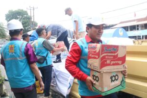 YBM PLN Salurkan Bantuan Sembako di Enam Posko Bencana Galodo Agam-Tanah Datar