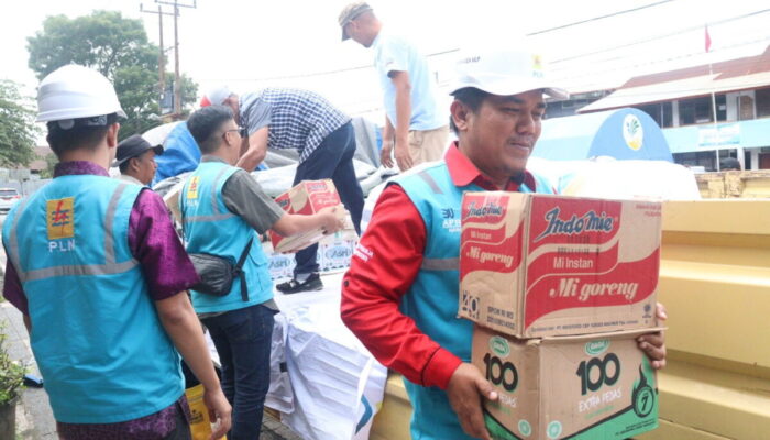 YBM PLN Salurkan Bantuan Sembako di Enam Posko Bencana Galodo Agam-Tanah Datar