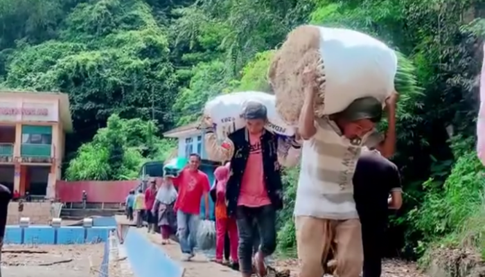 Jalan Putus, Petani Nagari Singgalang Keluarkan Biaya Ekstra Bawa Sayur Mayur ke Pasar Bukik Surungan Padang Panjang