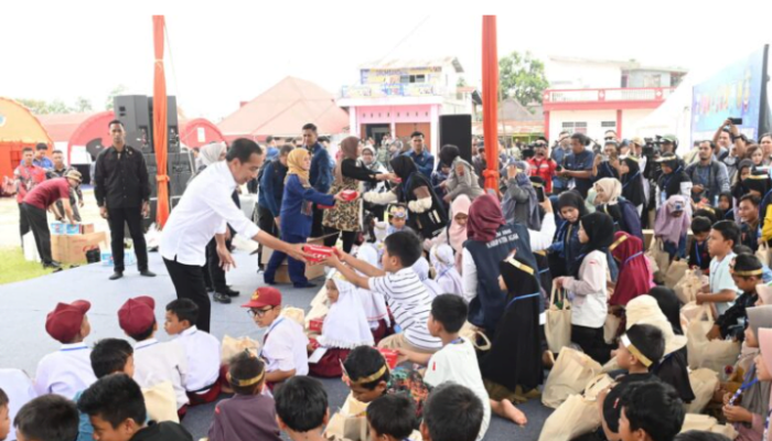 Serahkan Bantuan, Presiden Jokowi Perintahkan Kementerian PUPR Segera Bangun Rumah Relokasi dan Infrastruktur