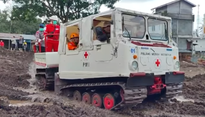 PMI Turunkan Hagglunds Bantu Operasi Khusus Pencarian Korban Hilang yang Diduga Tertimbun Lumpur Galodo