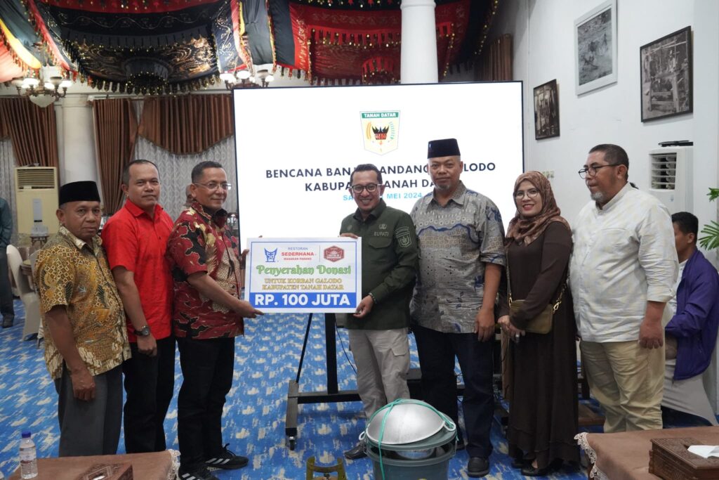 Restoran Sederhana Grup dan Perantau Lintau Serahkan Bantuan untuk Korban Galodo Tanah Datar