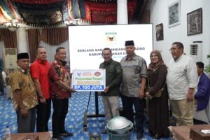 Restoran Sederhana Grup dan Perantau Lintau Serahkan Bantuan untuk Korban Galodo Tanah Datar