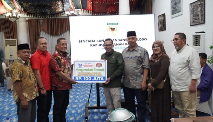 Restoran Sederhana Grup dan Perantau Lintau Serahkan Bantuan untuk Korban Galodo Tanah Datar