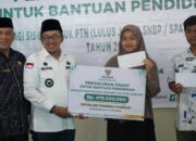 Serahkan Bantuan Pendidikan, Bupati Tanah Datar Pastikan Tak Ada Siswa Gagal Kuliah Terkendala Biaya