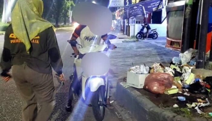 Tadi Malam, 7 Warga Padang Ditangkap Satpol PP Karena Buang Sampah Sembarangan