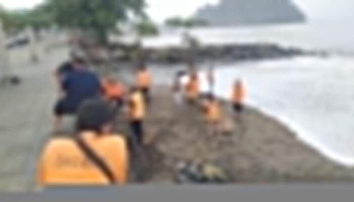 Kerahkan Petugas Kebersihan di Pantai Padang, Kepala DLH Mohon Warga Jangan Buang Sampah ke Sungai