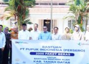 PT Pupuk Indonesia dan Istri Karyawan PI Serahkan Bantuan 2.000 Paket Beras untuk Korban Galodo Tanah Datar