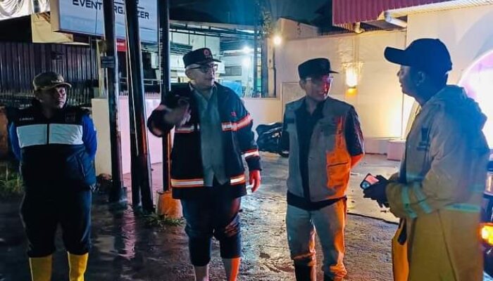 Hujan Lebat dan Badai, Pj Walikota Padang Bersama OPD Terkait Cek Drainase Tersumbat