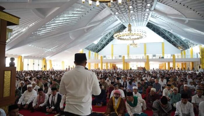 Shalat Idul Adha di Masjid Agung Dharmasraya, Bupati Sutan Riska Ingatkan Warga Bahaya Judi dan Belanja Online