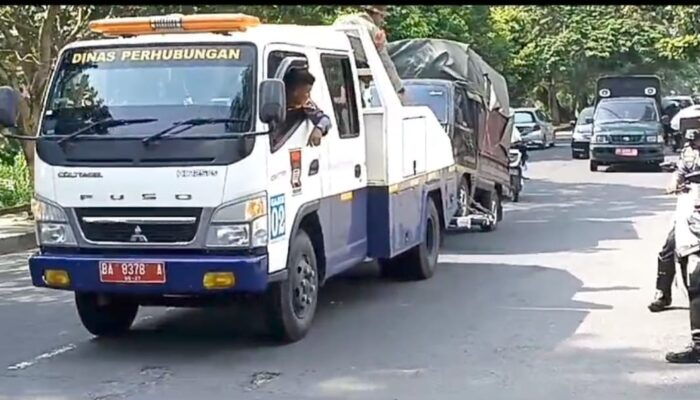 Jika Tak Ingin Mobil Anda Diderek dan Bayar Denda, Perhatikan Hal Ini Saat Parkir di Kota Padang!