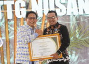 Dinilai Sebagai Kepala Daerah Inovatif, Bupati Eka Putra Terima Lencana Bakti Inovasi dari Menteri PDTT