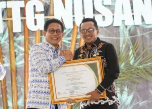 Dinilai Sebagai Kepala Daerah Inovatif, Bupati Eka Putra Terima Lencana Bakti Inovasi dari Menteri PDTT