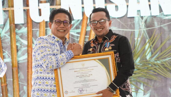 Dinilai Sebagai Kepala Daerah Inovatif, Bupati Eka Putra Terima Lencana Bakti Inovasi dari Menteri PDTT