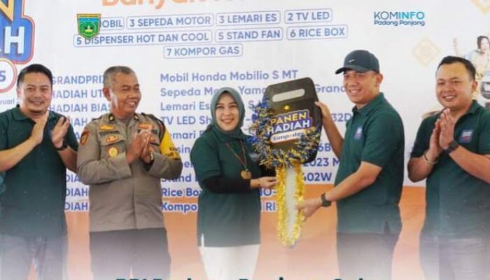 Menabung Simpedes, Nasabah BRI Padang Panjang Dapat Hadiah Mobilio