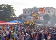 Ribuan Masyarakat Tumpah Ruah Saksikan Prosesi Tabuik “Naik Pangkek” di Pusat Kota Pariaman