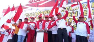 Bagikan 15.355 Bendera Gratis, Pemko Padang Imbau Warga Kota Naikan Merah-Putih Selama Agustus