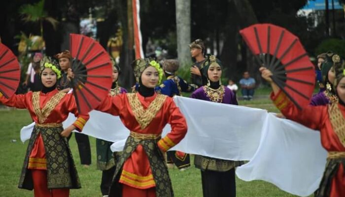 Keren! Parade Senja Hibur Warga Kota Padang saat Upacara Penurunan Bendera 17 Agustus
