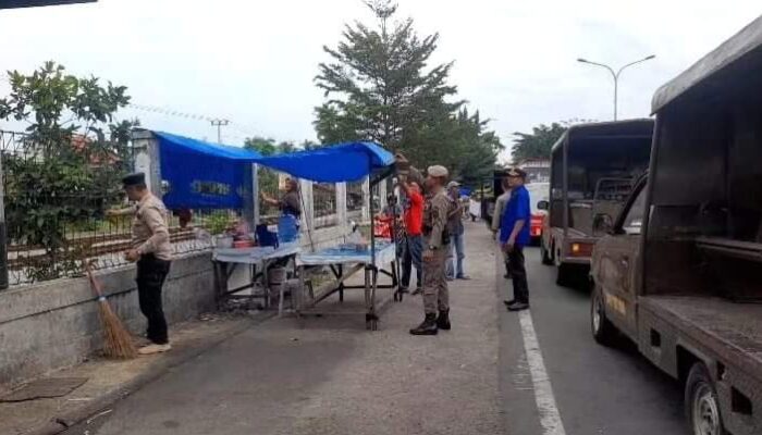 Satpol PP Padang Bongkar Lapak PKL di Sepanjang Jalan Hamka Tabing