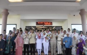 Dua Paskibraka dari Sumbar Disambut Kalungan Bunga di VIP Room Bandara Internasional Minangkabau