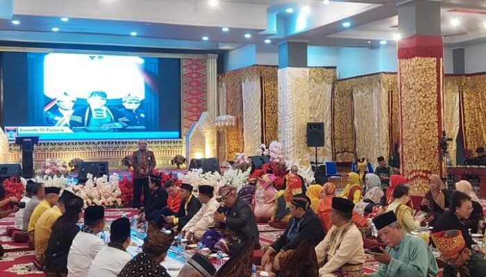 Puluhan Raja dan Sultan se-Nusantara Disambut Makan Bajamba di Kota Padang