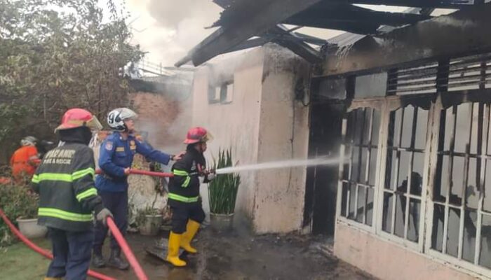 Kebakaran Hebat di Kuranji, Gudang Kapas dan 2 Rumah Warga Ludes Dilahap Api