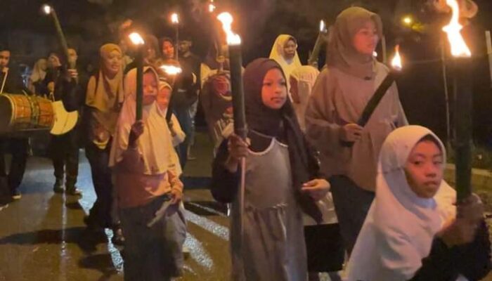 Gelar Pawai Obor, Peringati Maulid Nabi di Bukit Surungan Padang Panjang Semarak