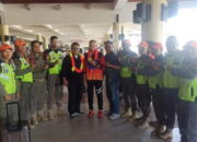 Mendarat di BIM, Anggota Satpol PP Padang Peraih Medali Emas PON Sumut-Aceh Disambut Kalungan Bunga