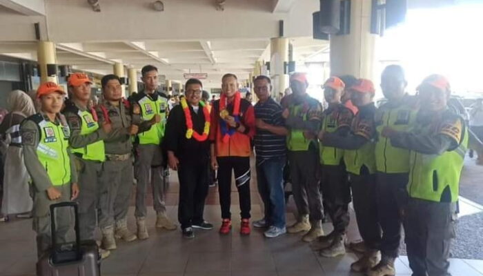 Mendarat di BIM, Anggota Satpol PP Padang Peraih Medali Emas PON Sumut-Aceh Disambut Kalungan Bunga