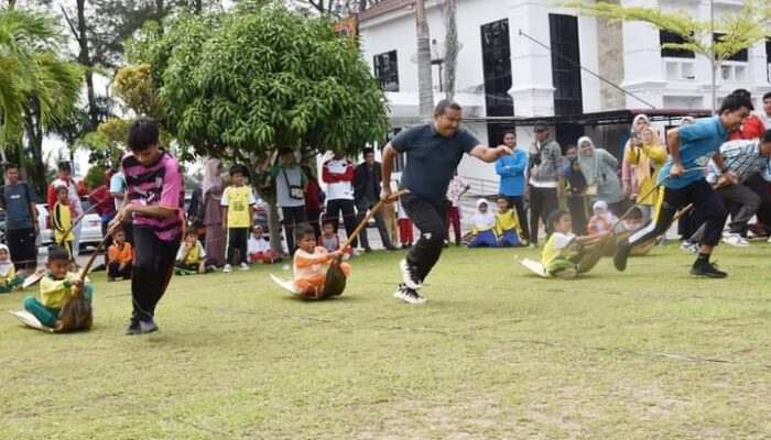 Tak Ada di HP, Permainan Tradisional Buat Peringatan Harganas “Super Meriah” di Pariaman