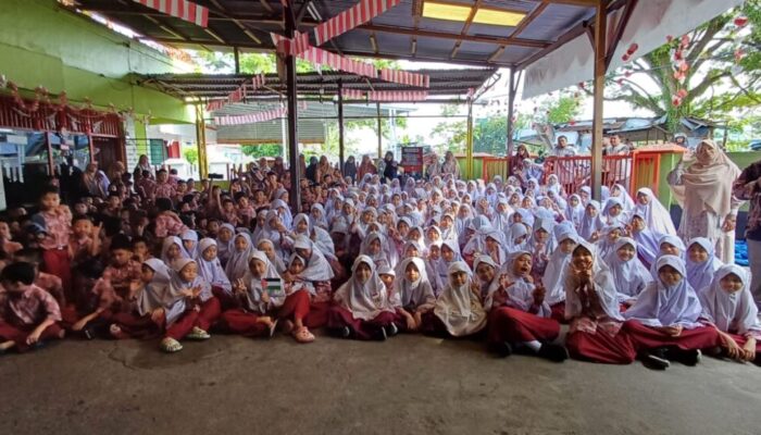 SDIT Permata Padang Galang Donasi Palestina Bersama “Si Boneka Lucu” Kak Dila dan Dino