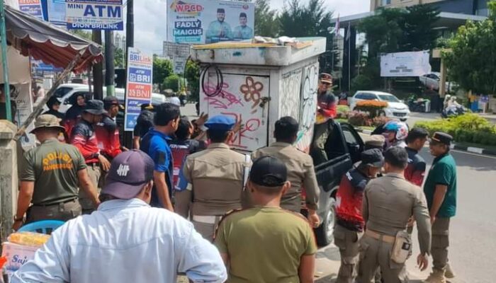 Satpol PP Padang Bersihkan Belasan PKL di Jalan Prof. Hamka Depan Basko Grand Mall