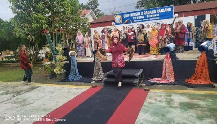 Siswa Berlomba Desain Batik di Hari Batik Nasional SMPN 2 Padang Panjang