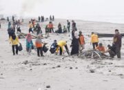 Pantas Langsung Bersih! Begini Aksi “Pungut Sampah” Ribuan Pegawai Pemko Pariaman di Area Pantai Kata