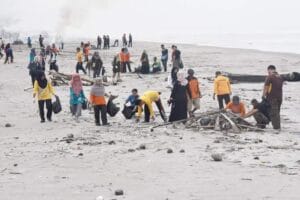 Pantas Langsung Bersih! Begini Aksi “Pungut Sampah” Ribuan Pegawai Pemko Pariaman di Area Pantai Kata