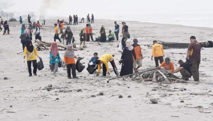 Pantas Langsung Bersih! Begini Aksi “Pungut Sampah” Ribuan Pegawai Pemko Pariaman di Area Pantai Kata
