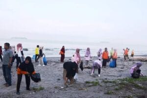 Usai Pantai Kata, Giliran Taman Ayunan Pantai Cermin Dibersihkan Oleh Ribuan Pegawai Honorer Pariaman