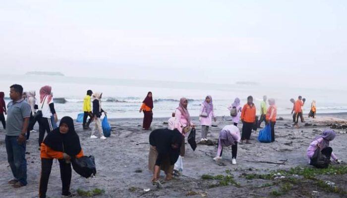 Usai Pantai Kata, Giliran Taman Ayunan Pantai Cermin Dibersihkan Oleh Ribuan Pegawai Honorer Pariaman