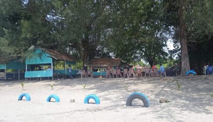 Setelah “Mangkilek”, Pj. Wali Kota Pariaman, Roberia Imbau Pedagang dan Pelaku UMKM Jaga Kebersihan Pantai