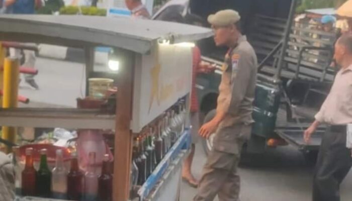 Biang Kemacetan! Pol PP Padang Sita Gerobak PKL yang Langganan Ngetem di Gerbang RSUP M. Djamil