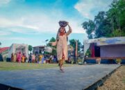 Fashion Show Baju Saisuak Membuat Suasana Desa Wisata Kubu Gadang Serasa Tempo Dulu