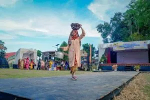 Fashion Show Baju Saisuak Membuat Suasana Desa Wisata Kubu Gadang Serasa Tempo Dulu