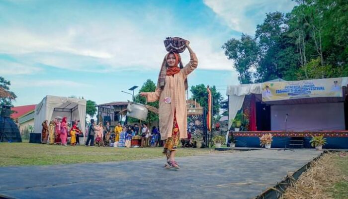 Fashion Show Baju Saisuak Membuat Suasana Desa Wisata Kubu Gadang Serasa Tempo Dulu